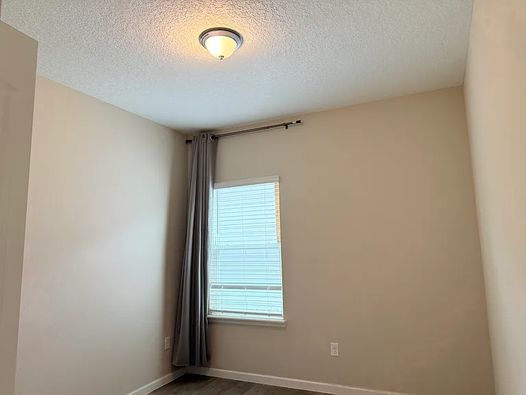1604 Mathews Manor Dr — Photo 8