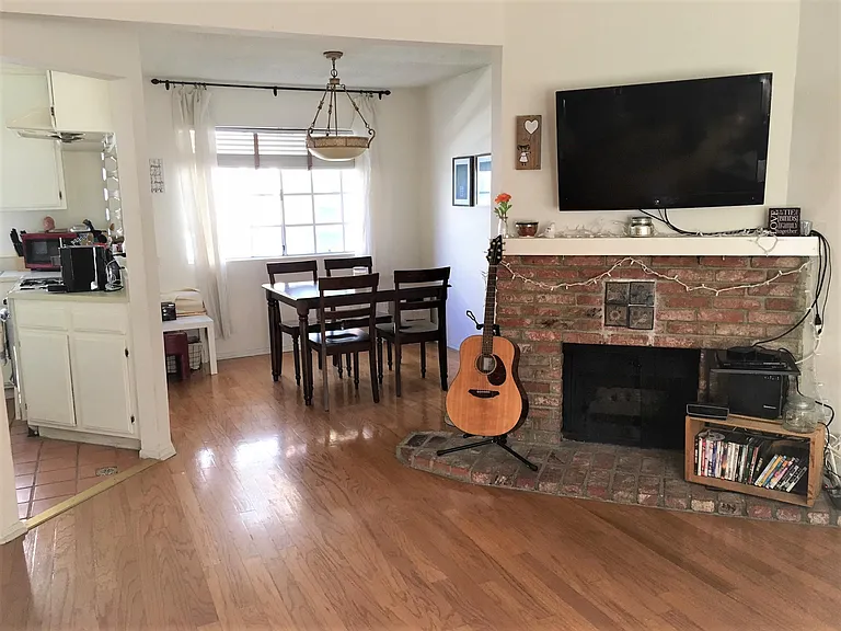 235 N Holliston Ave — Photo 2
