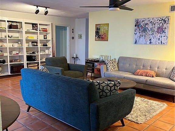 5th image of 705 W Kerria Ave