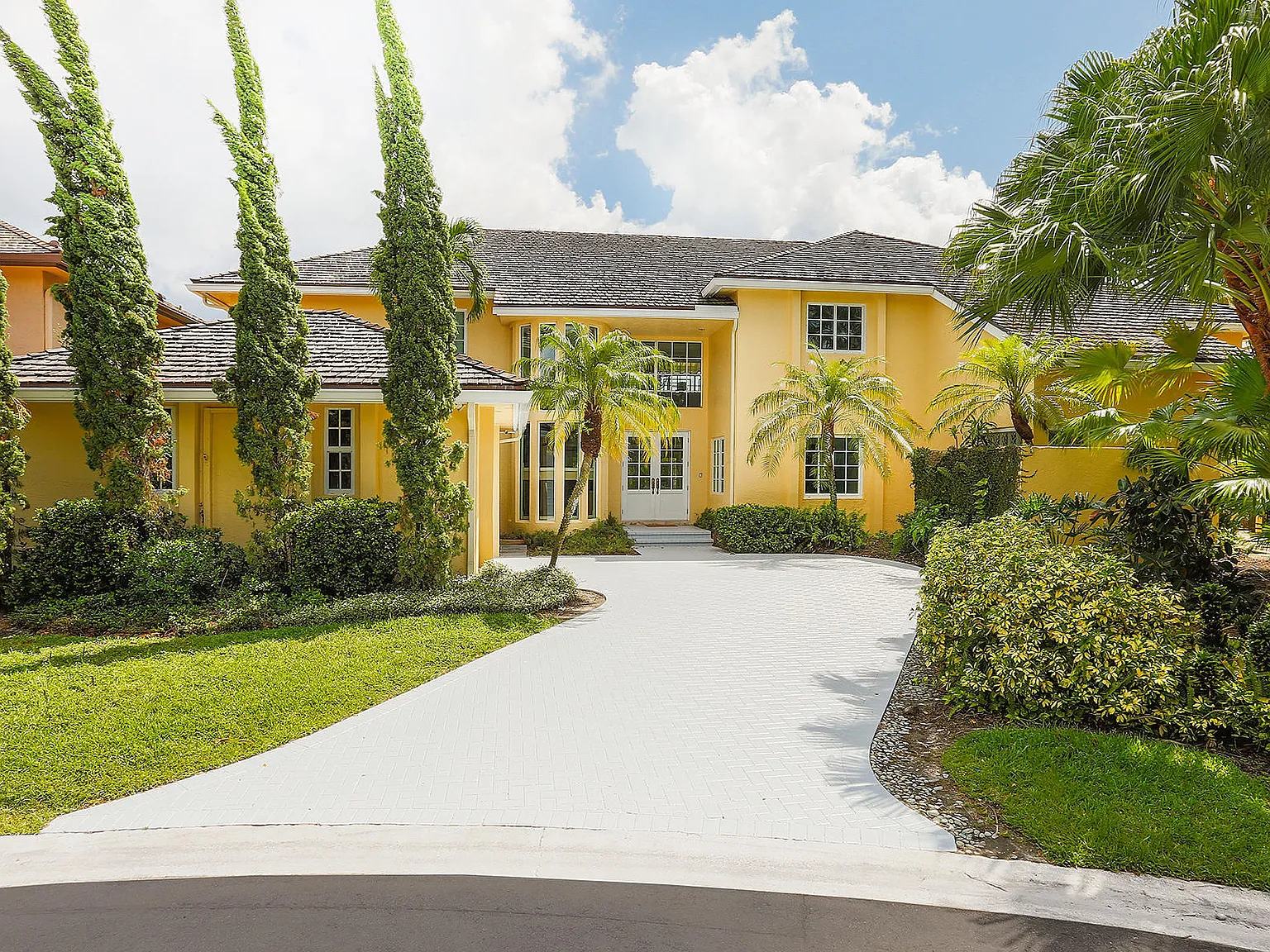 5 bed, 6.0 bath, 4936 sqft, $45,000 — Photo 1