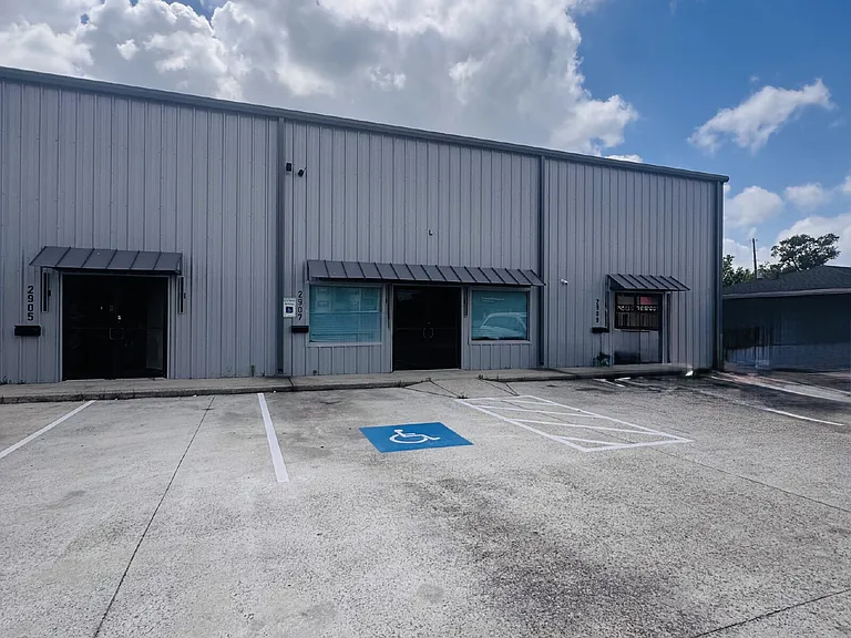 2907 Nederland Ave — Photo 1