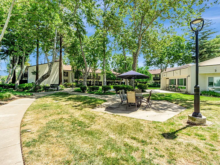 Clayton Gardens — Photo 15