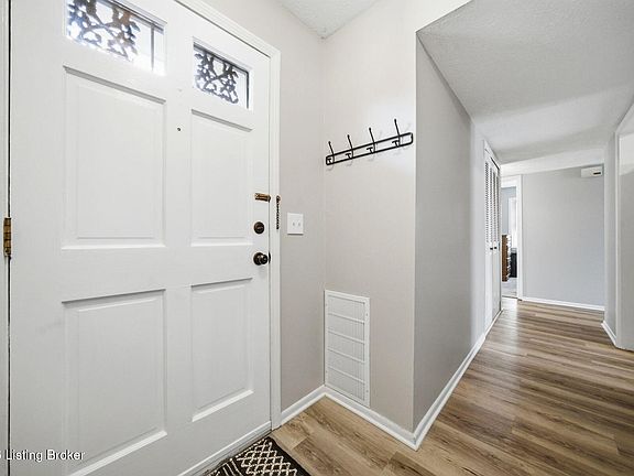 5th image of 8511 Gainsborough Dr