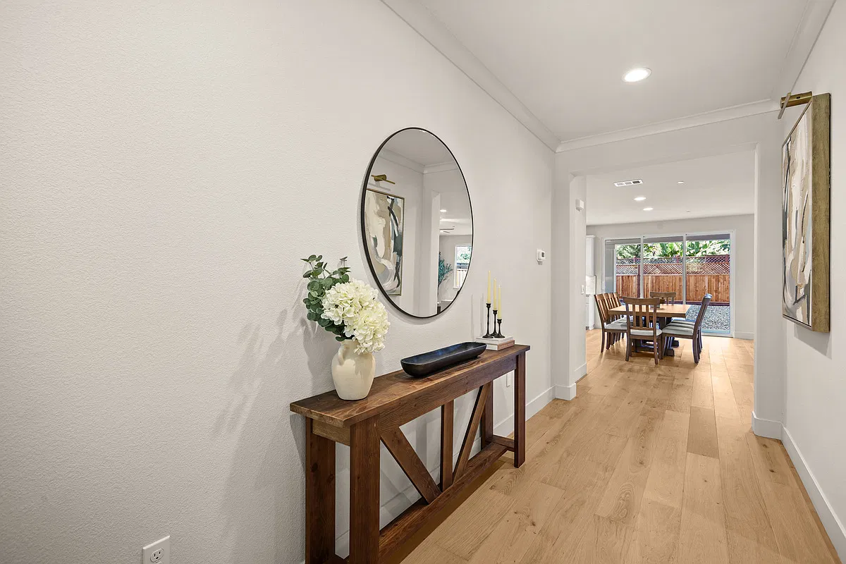 4 bed, $7,000 — Photo 2