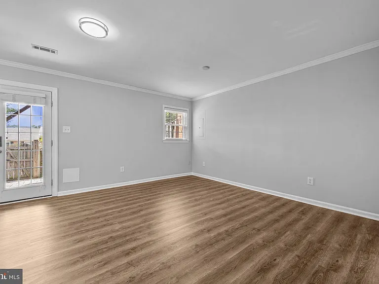 2035 S Glebe Rd — Photo 35