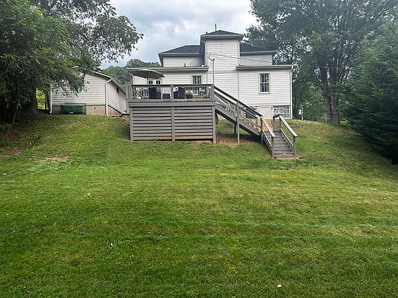 2-tiered back deck for entertaining