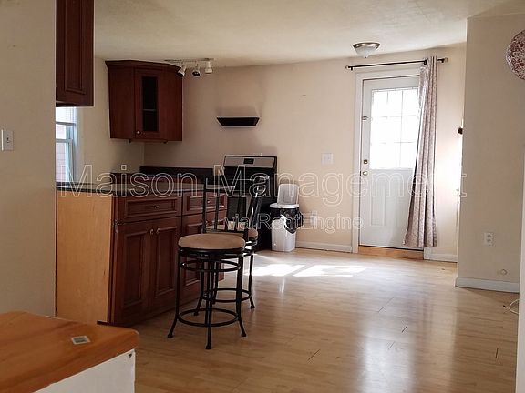 3rd image of 486 Goodman St S