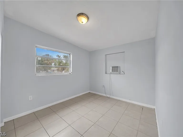 1527 Gardenia Ave — Photo 12