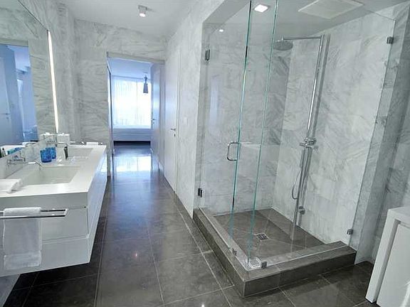 5th image of 220 21st St APT 207