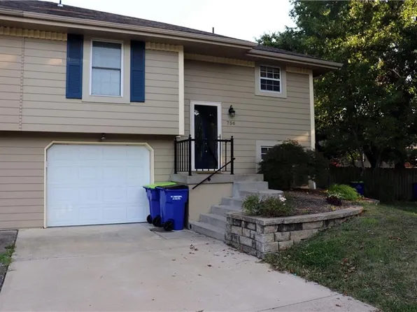 756 SE Claremont Ct, Lees Summit, MO 64063