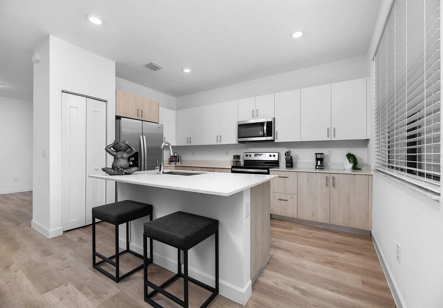 706 Del Vista Rd — Photo 3