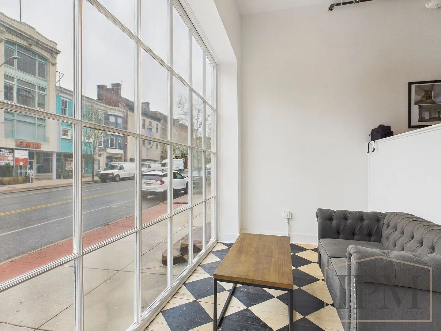 325 W Market St — Photo 3