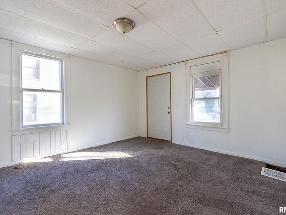 3rd image of 220 E 17th St