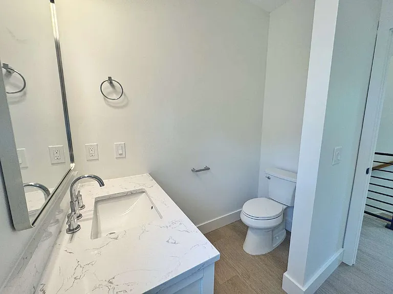942 Alexander St — Photo 22