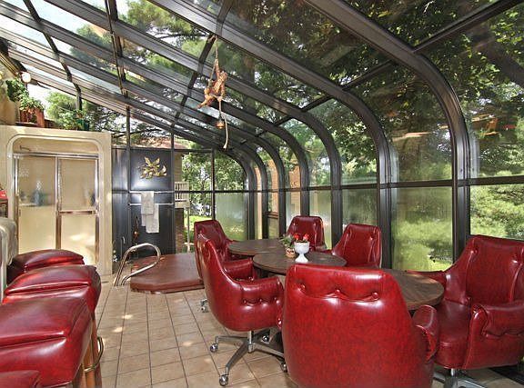 Solarium off livingroom w/hottub & shower