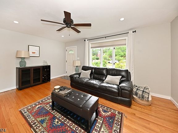 4th image of 575 Allwood Rd