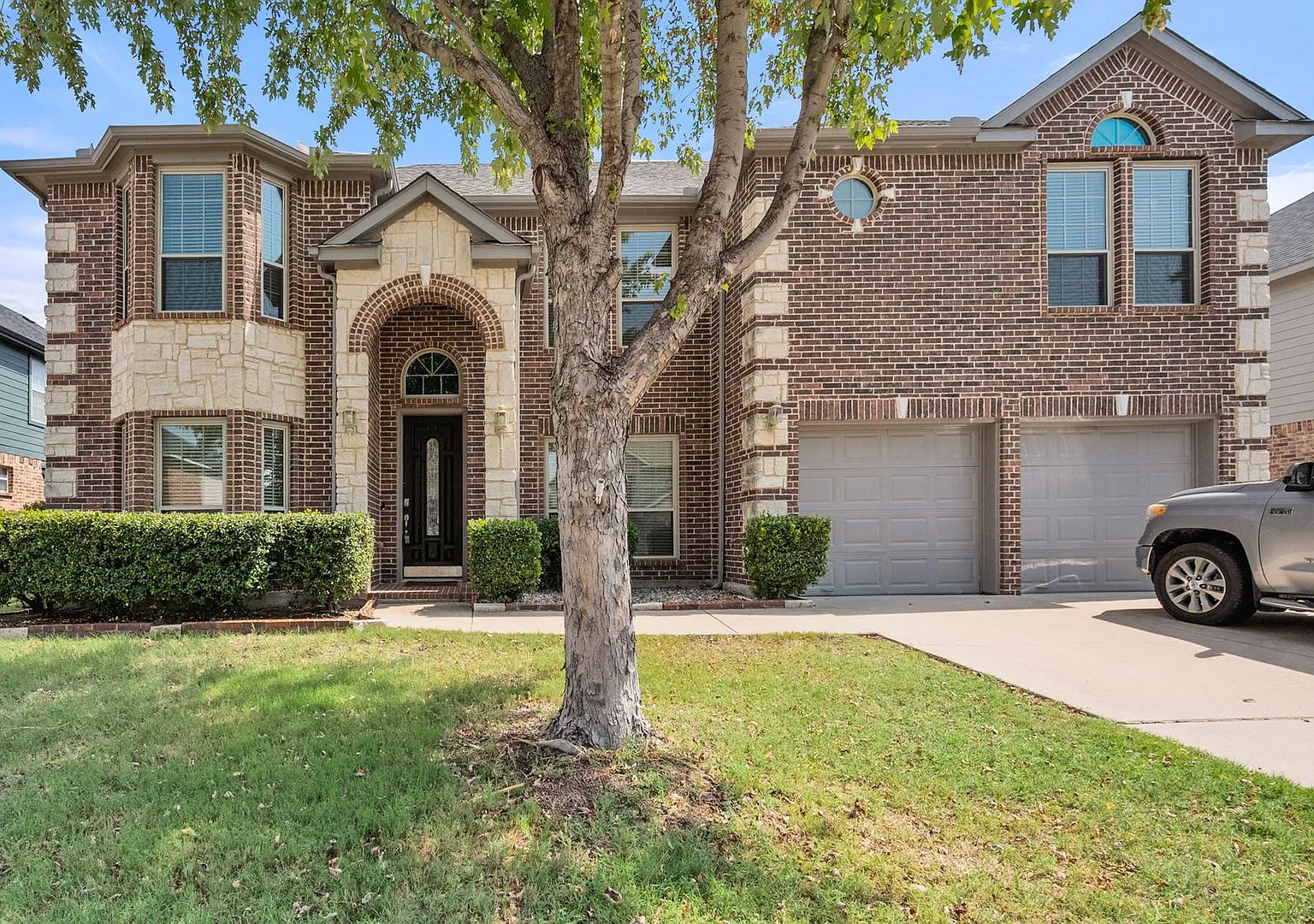5 bedroom, 3 bath home in highly sought after Villages At Spring Lake Community — Photo 1