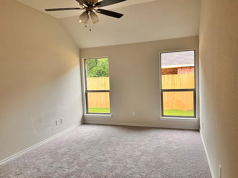 324 Greenhaven Dr — Photo 16