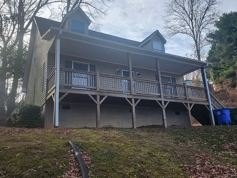 52 Iris St — Photo 2