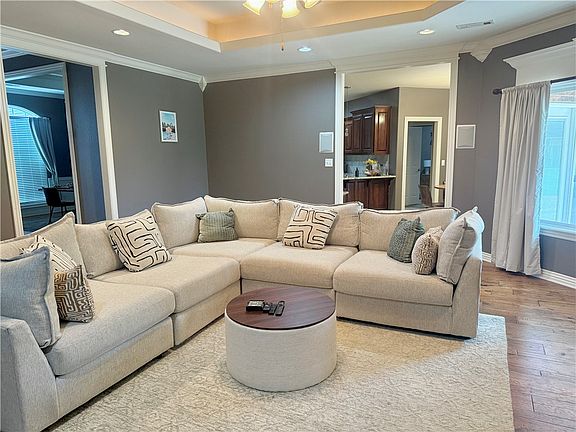 4th image of 924 Woodley Green Ln