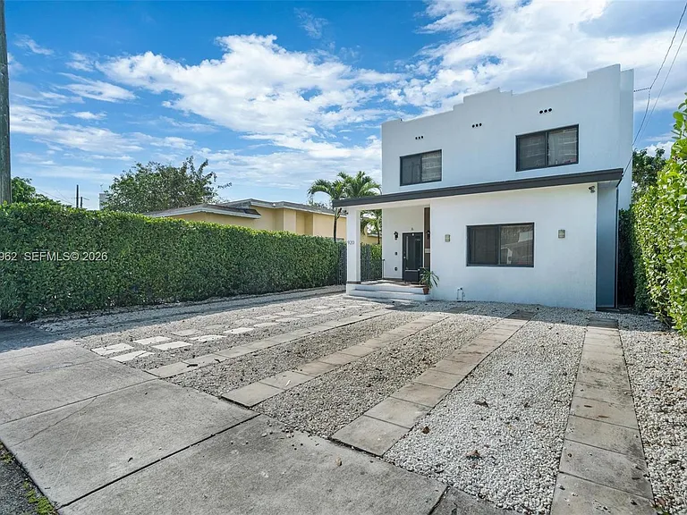 920 SW 9th St — Photo 5
