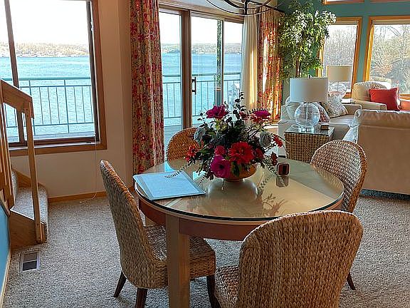 Livingroom/ Dining area