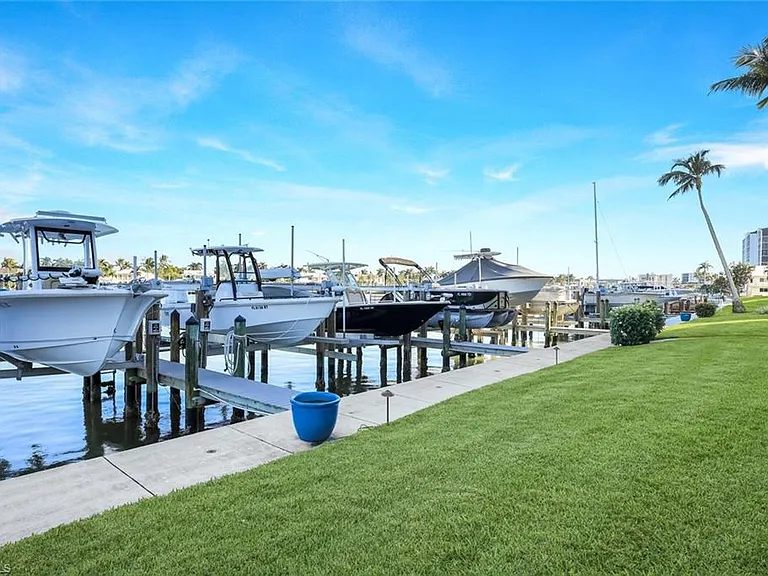2750 Gulf Shore Blvd N #402 — Photo 16