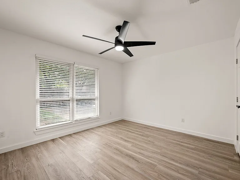 802 Rock Creek Dr — Photo 7