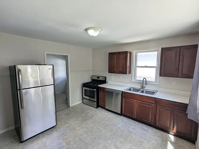 555 E Breckenridge St — Photo 5