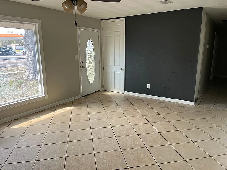 423 SE Country Club Rd — Photo 3