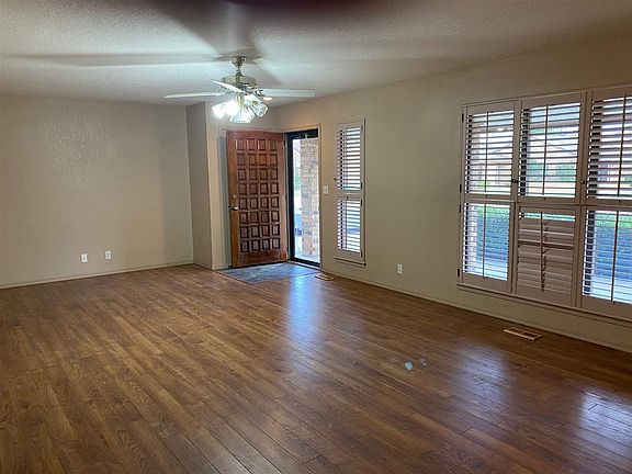 3rd image of 2622 Jenny Ln