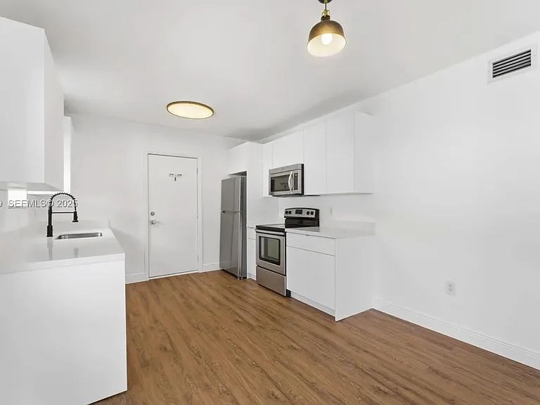 559 NE 68th St #559 — Photo 7