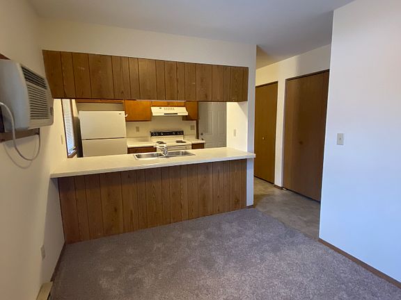 5th image of 1104 University Dr N