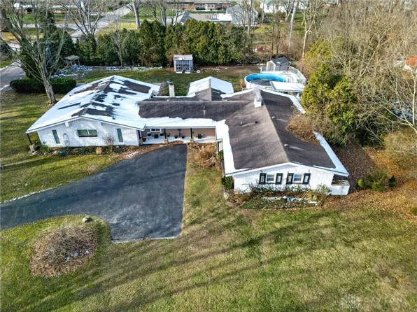 921 Hickory Ln, Troy, OH 45373