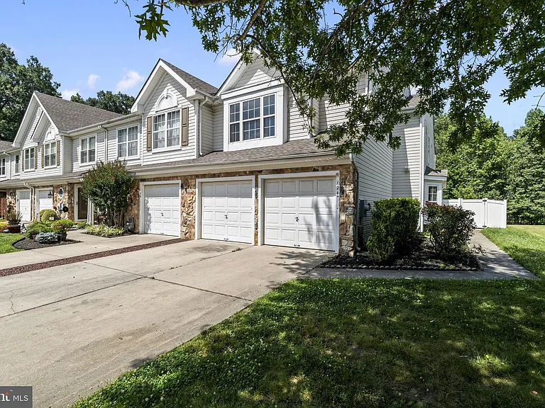 124 Buckingham Way — Photo 3