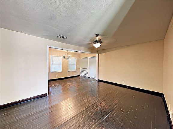 4th image of 4929 Vicki St