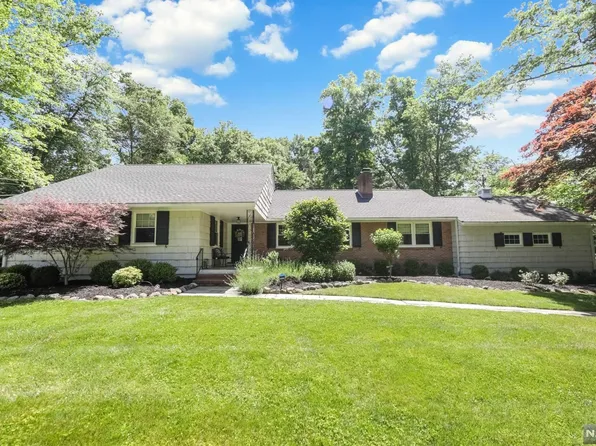 14 Fieldstone Ln, Upper Saddle River, NJ 07458