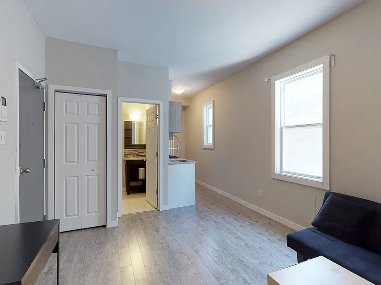 174 Clarence St — Photo 10