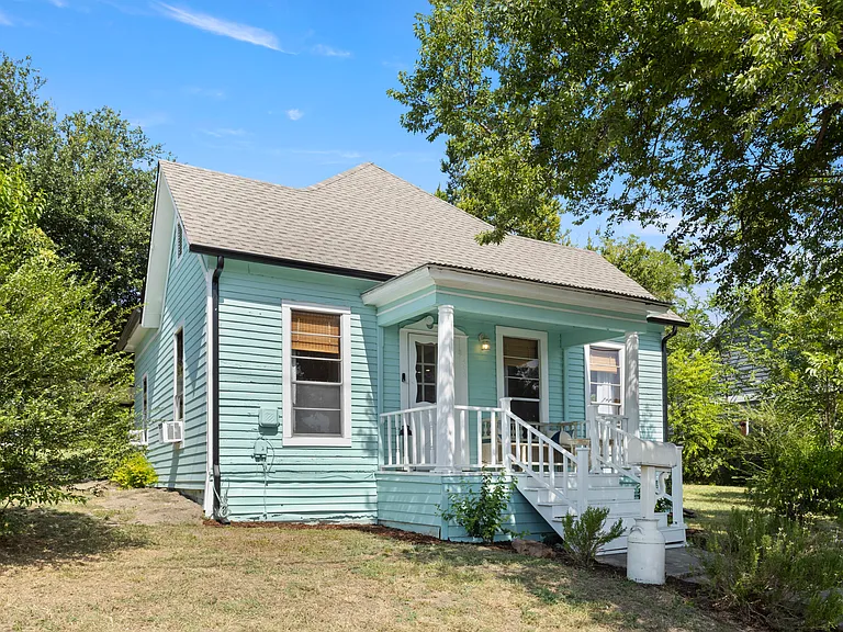408 S College St — Photo 3