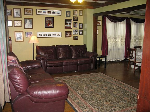 living room goning into the dinning room