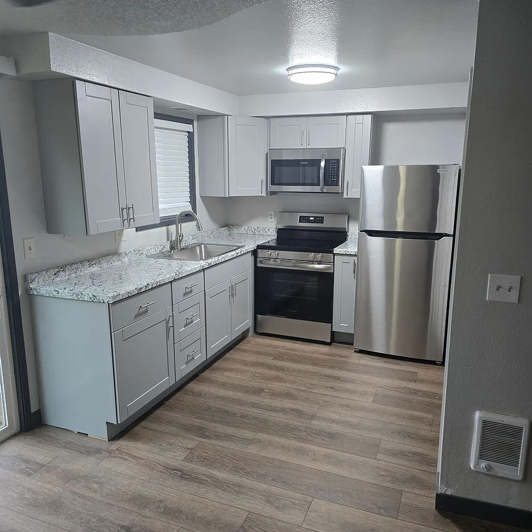 240 5th St APT 3 photo 1
