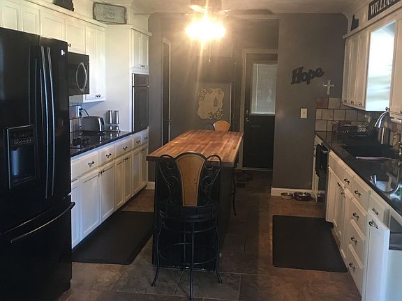 kitchen w/center island