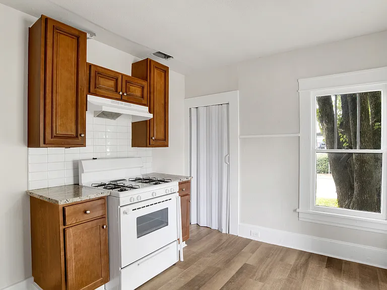 1009 Miami St — Photo 4