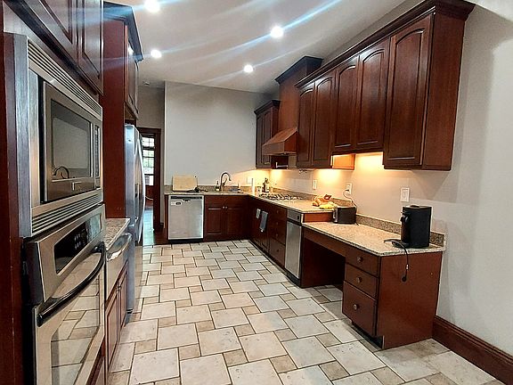 4th image of 9 Strathmore Rd APT 4