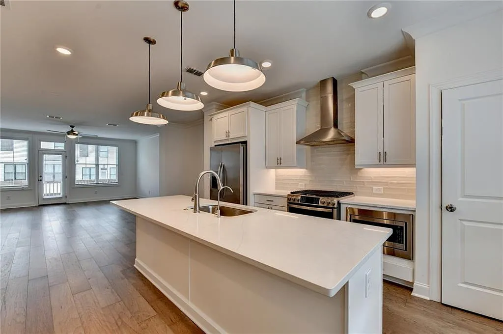 3 bed, 3.5 bath, 2000 sqft, $2,700 — Photo 1