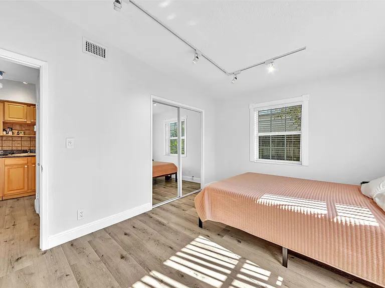805 NE 17th Ave #4 — Photo 9