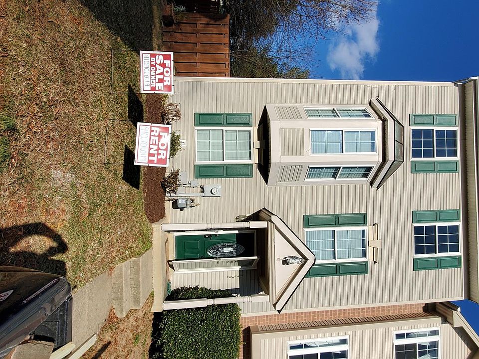 Front of townhome-end unit end of the street cul-de-sac