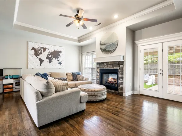 27 S Happy Hollow Rd, Fayetteville, AR 72701