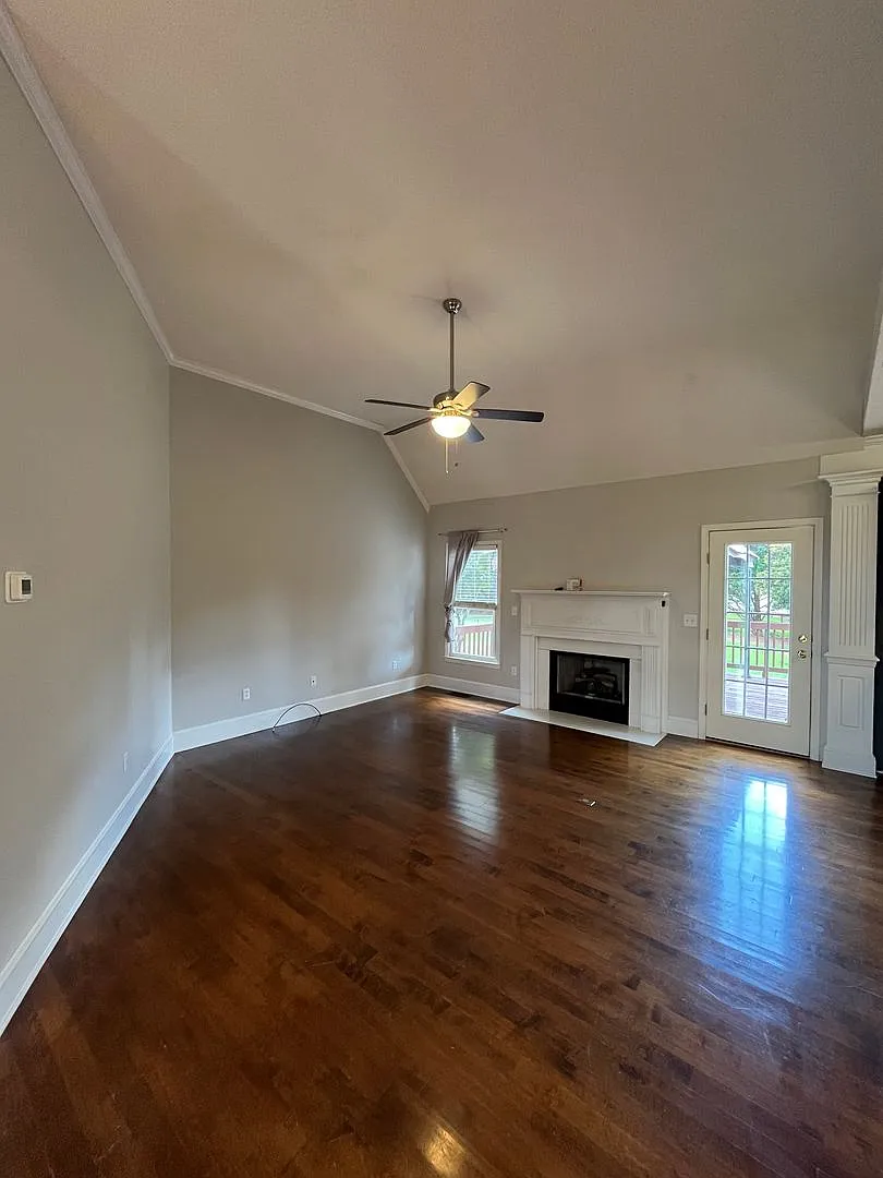3BR Home in Heartwood Place with large fenced yard — Photo 4