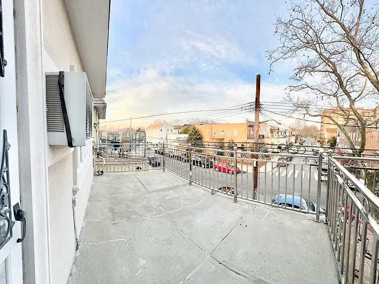 2558 E 2nd St #2F — Photo 7